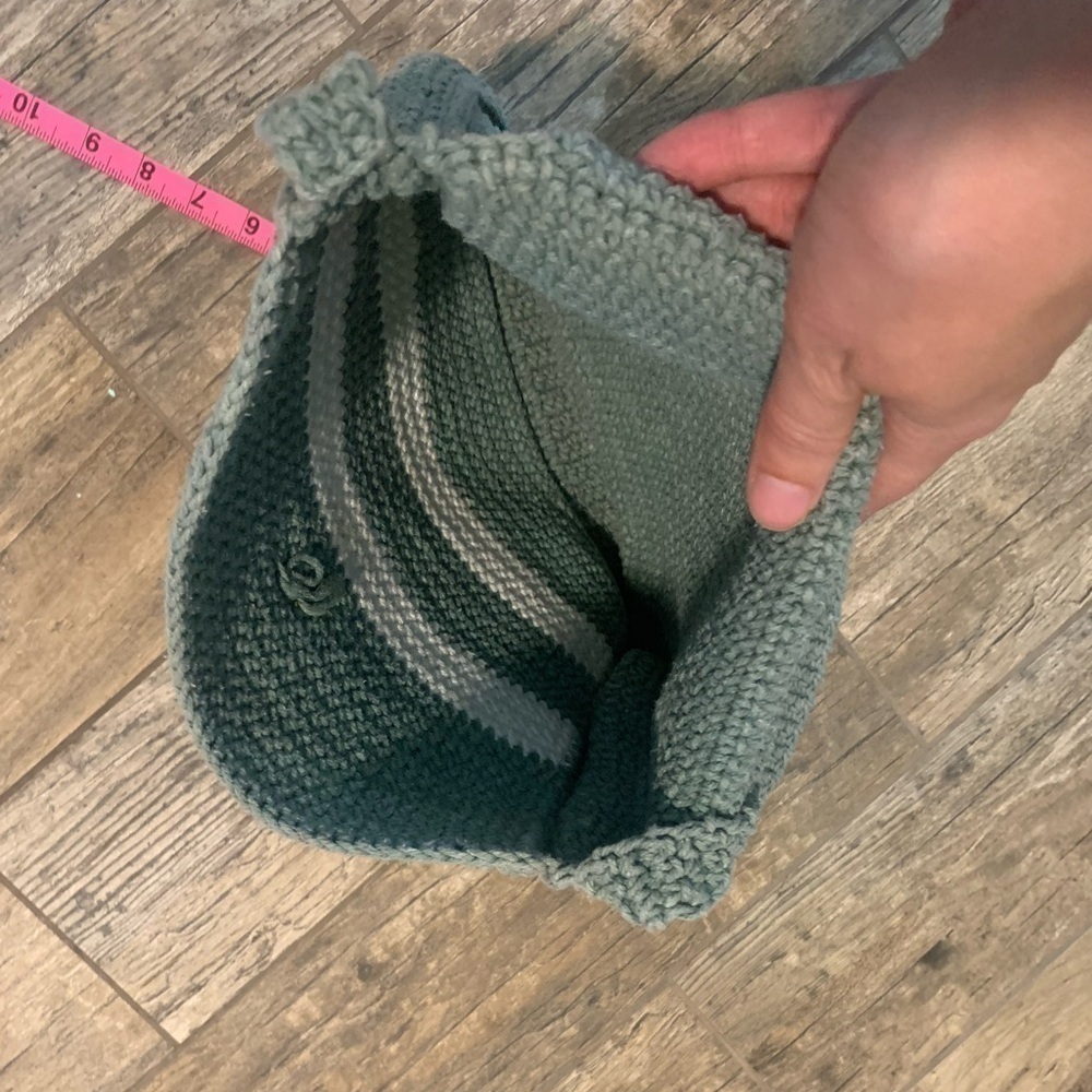 Handmade green and white crochet crossbody bag with closure - Picture 3 of 5